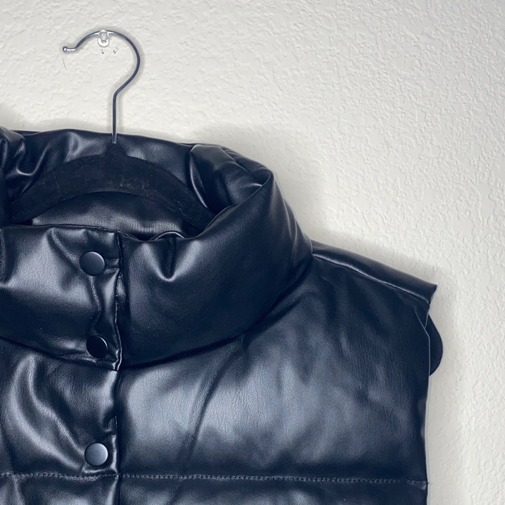 🎱 Simply Southern Cropped Button Down Faux Leather Black Charcoal Puffer Vest!